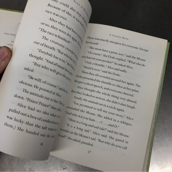 Classic Starts: Alice in Wonderland & Through the Looking-Glass, Hardback book - Picture 3 of 6